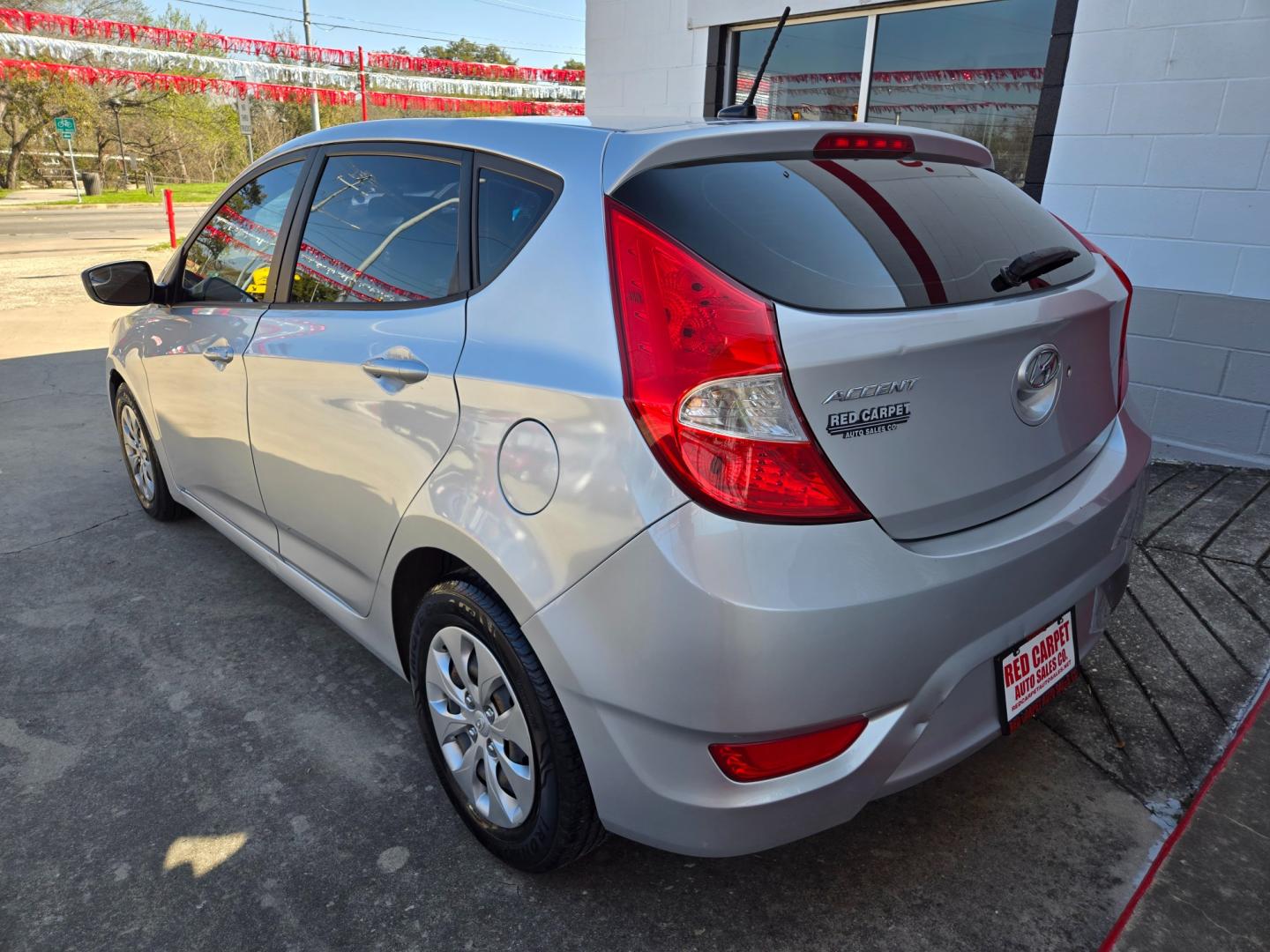 2015 SILVER Hyundai Accent GS 5-Door 6A (KMHCT5AE0FU) with an 1.6L L4 DOHC 16V engine, 6-Speed Automatic transmission, located at 503 West Court, Seguin, TX, 78155, (830) 379-3373, 29.568621, -97.969803 - Photo#3